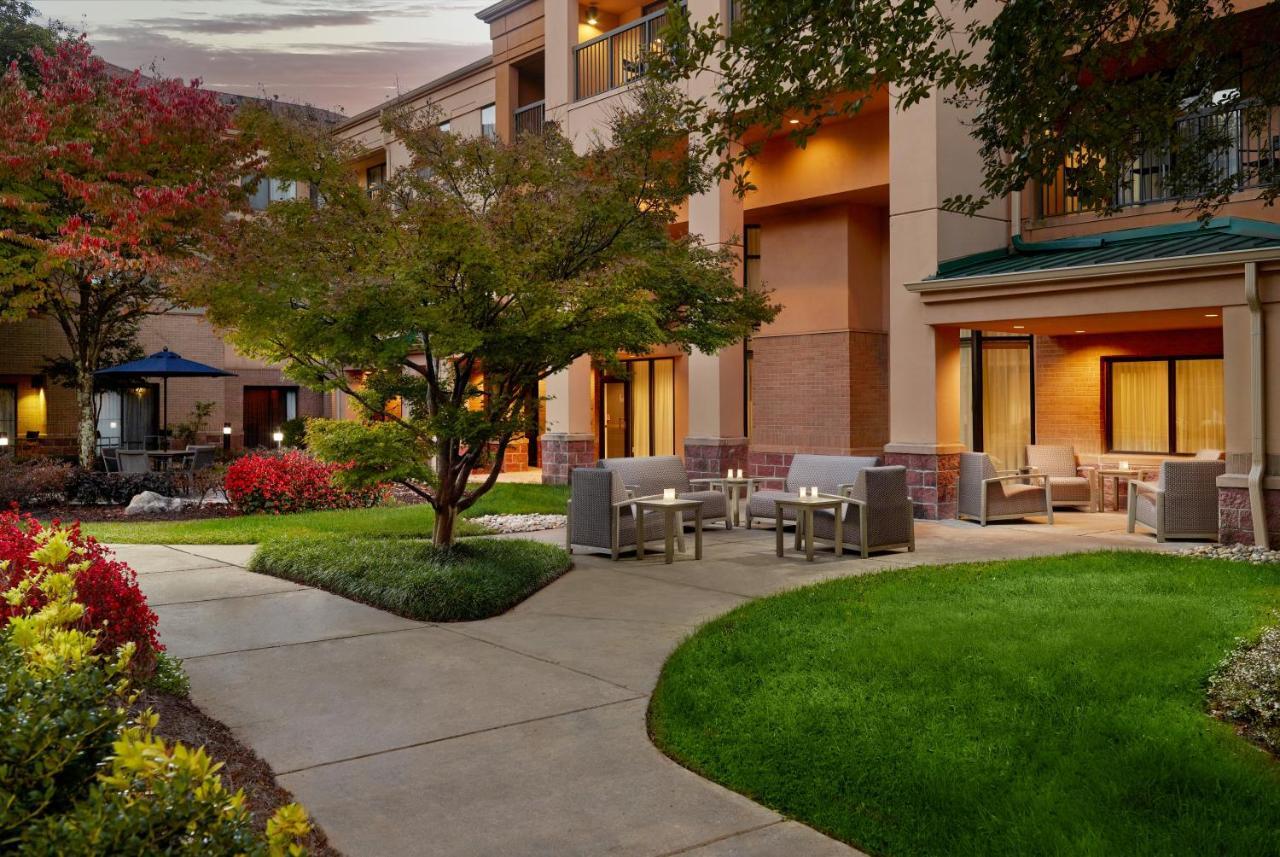 Courtyard By Marriott Atlanta Alpharetta Hotel Bagian luar foto